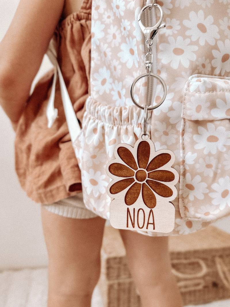 Personalisierter Daisy Bag Tag | Tieranhänger Aus Holz Kinder Name Schule Zubehör Gänseblümchen Individuell Rucksack Zurück Zur von WildPineLaser