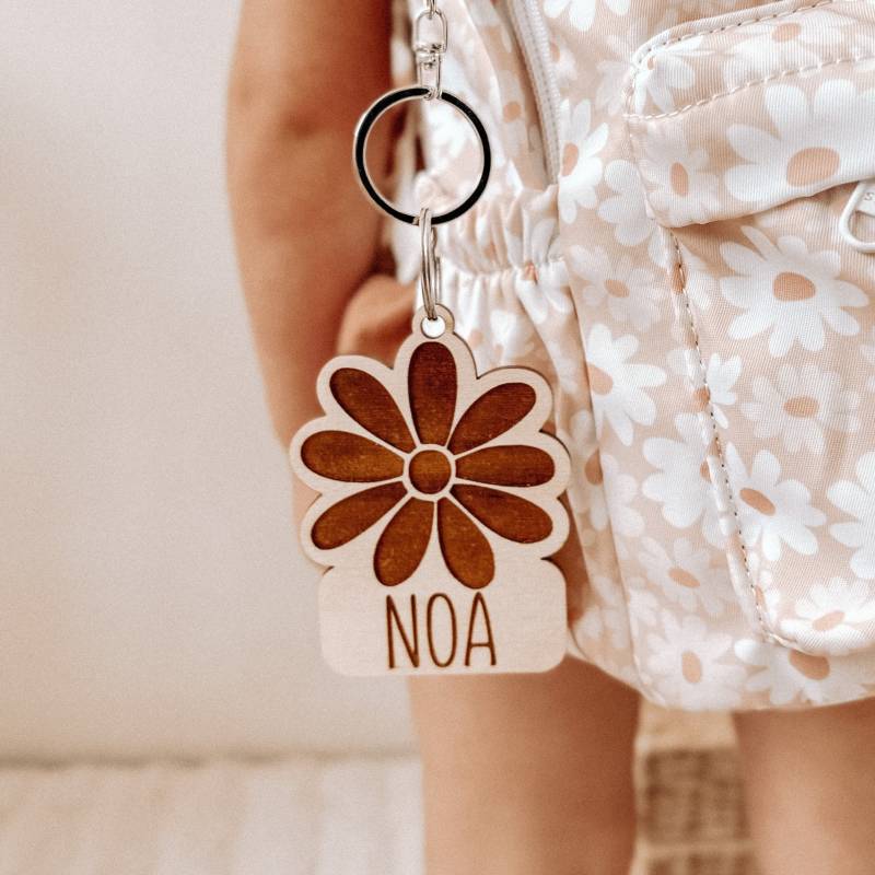 Personalisierter Daisy Bag Tag | Tieranhänger Aus Holz Kinder Name Schule Zubehör Gänseblümchen Individuell Rucksack Zurück Zur von WildPineLaser
