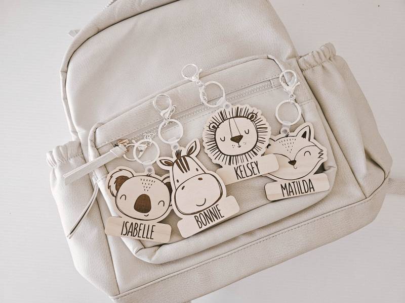 Personalisierter Tier Taschenanhänger | Aus Holz Gehäkelte Tieranhänger Kinder Name Schule Zubehör Niedliche Tiere Individuell Rucksack Zurück in Der von WildPineLaser