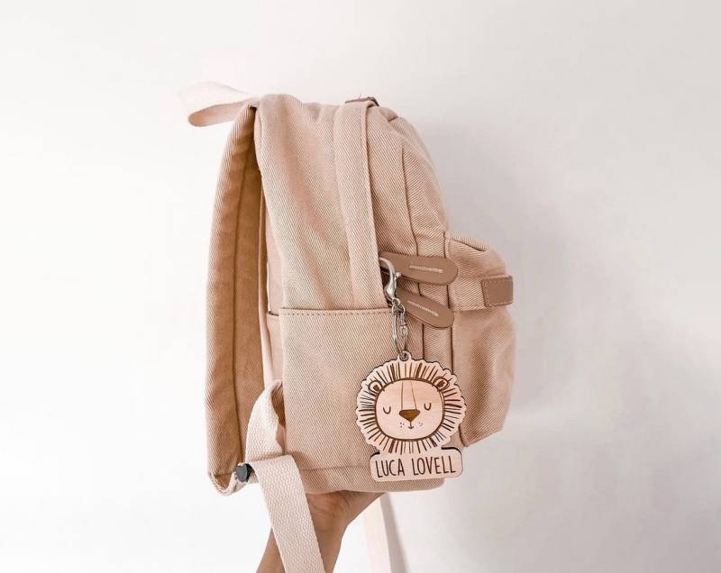 Personalisierter Holz Tier Taschenanhänger Kinder Rucksack Zubehör von WildPineLaser