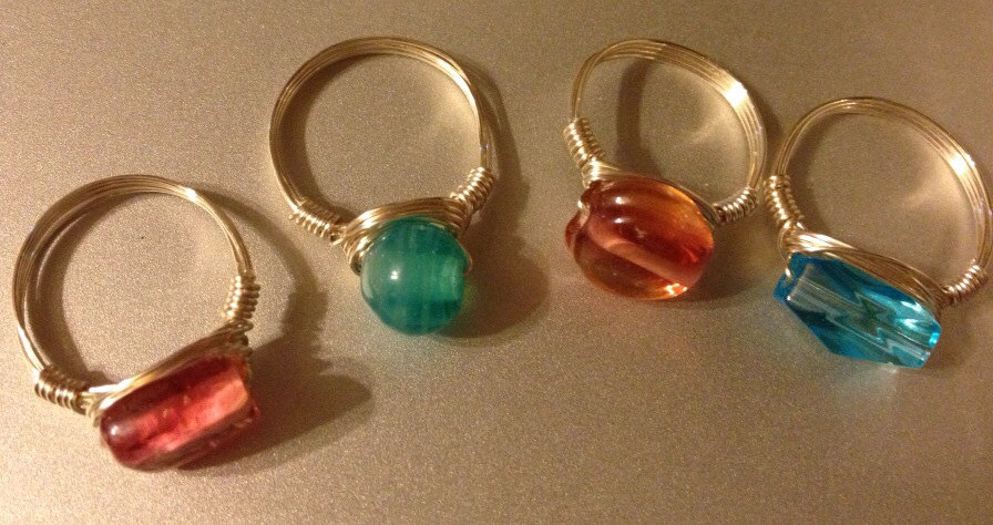 Wählen Sie Ihre Farbe Drahtgewickelter Glasperlenring Wählen Sie Ihre Farbe Drahtgewickelter Glasperlenring von WildPonyStudio