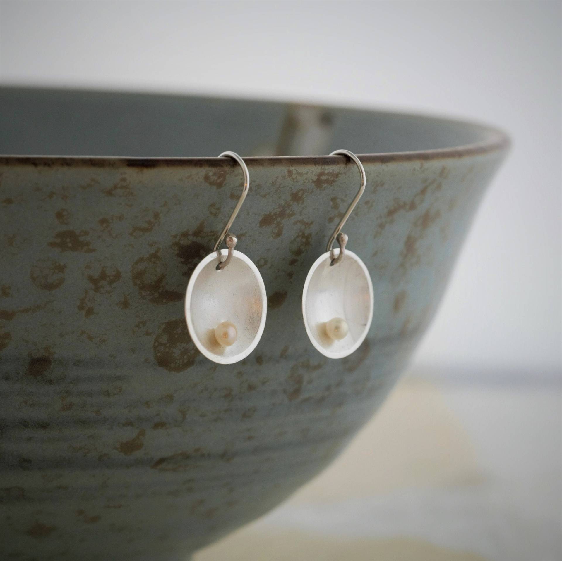 Eco Silber Süßwasserperle Dome Ohrringe | Süsswasserperle Handmade Und Perlen Süßwasser Zucchtperlen Schmuck Eco Silber Süßwasserperle Dome Ohrringe | Süsswasserperle Handmade Und Perlen Süßwasser Zucchtperlen Schmuck von WildSilverJewellery