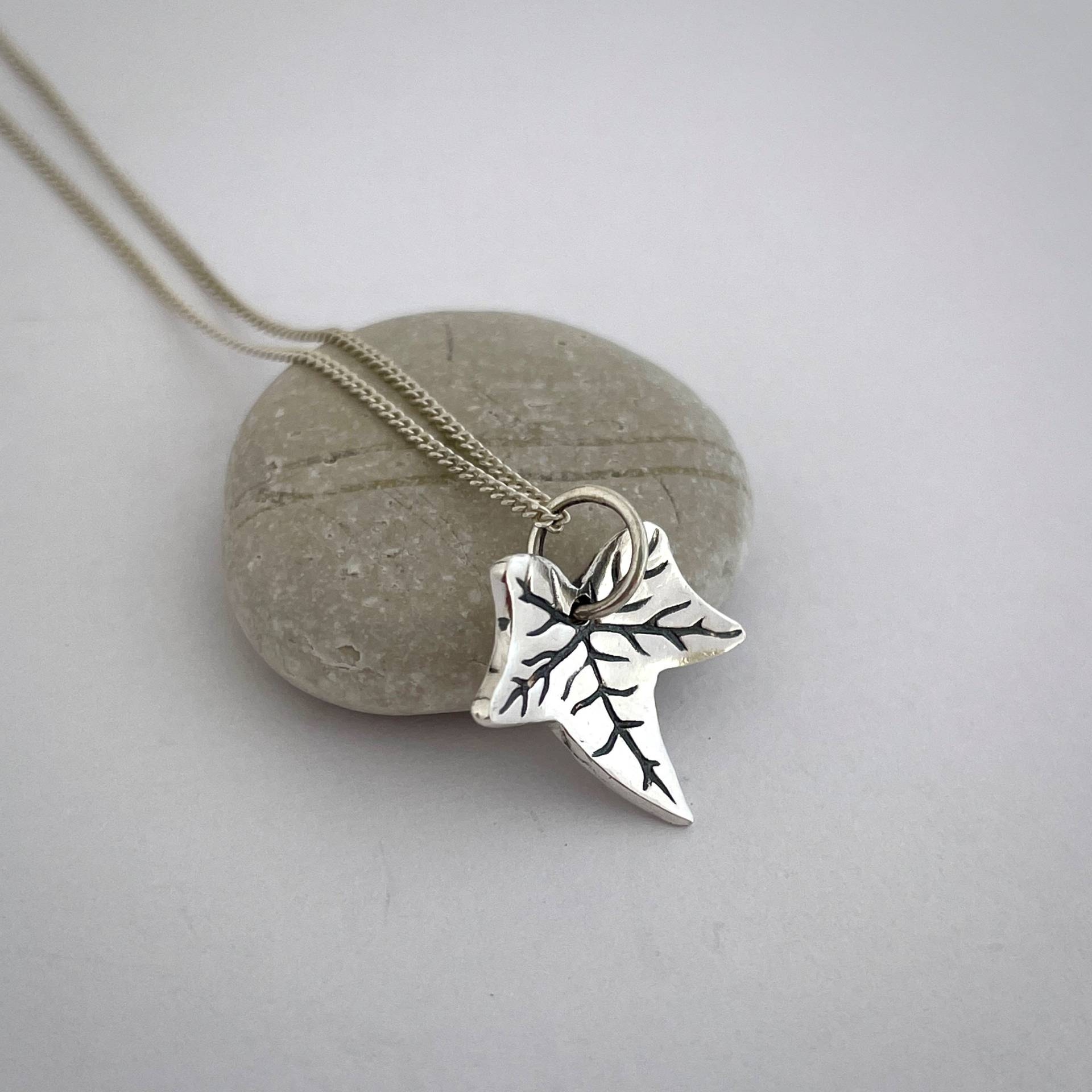 Kleiner Silberner Efeublatt-Anhänger | Efeublatt Halskette Schmuck Silber Efeu Anhänger Kleiner Silberner Efeublatt-Anhänger | Efeublatt Halskette Schmuck Silber Efeu Anhänger von WildSilverJewellery
