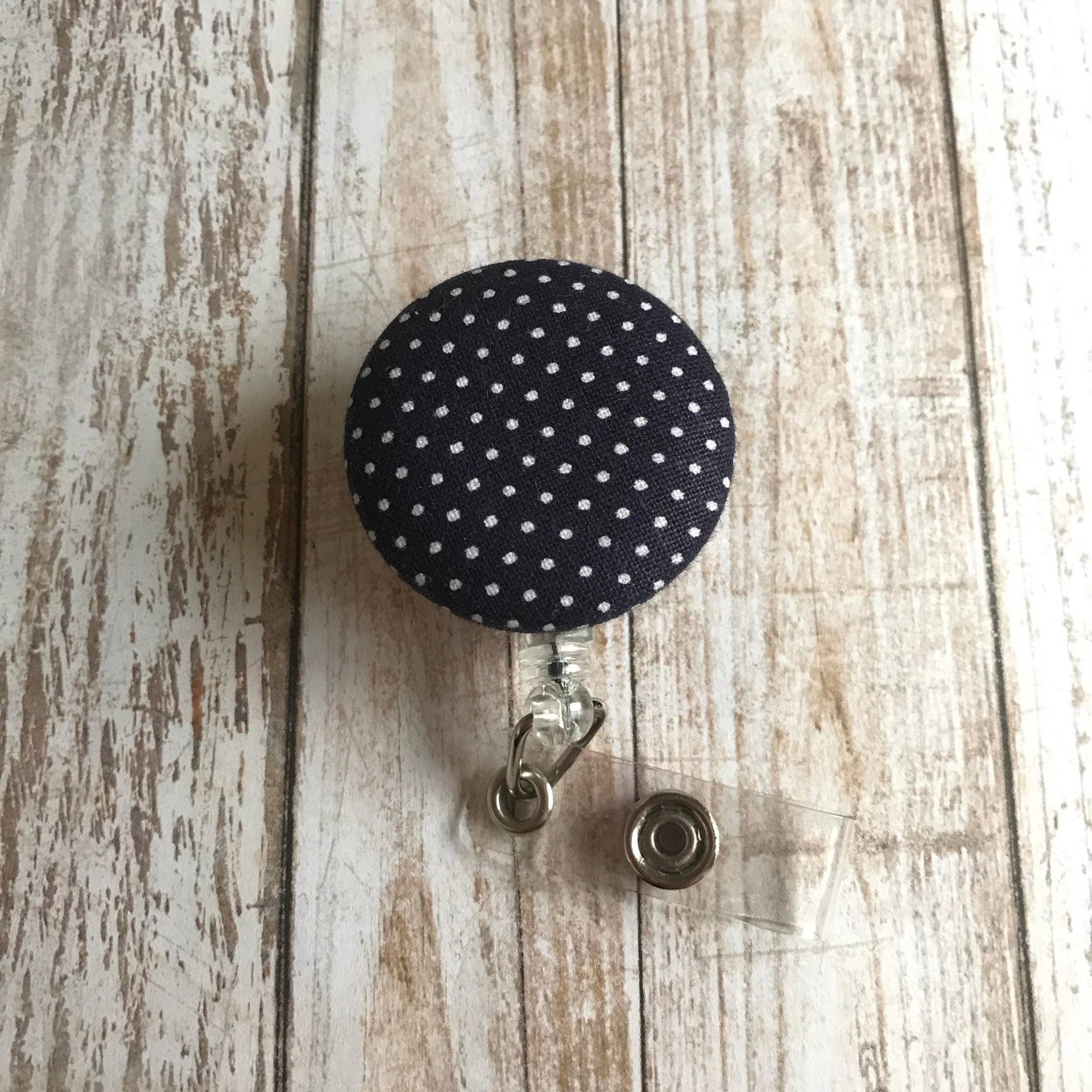 Dunkel Lila Abzeichen Reel | Weiß Gepunktetem Polka Dot Stoff-Abzeichen -Abzeichen Schlüsselhalter von WildSoulCreationsCo
