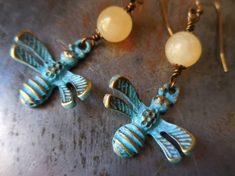 Bienen Ohrringe. Hummel. Hummel Ohrringe Mit Natürlichem Gelben Honig Aragonit. Verdigris Türkis Patina Messing Honigbiene von WildStone
