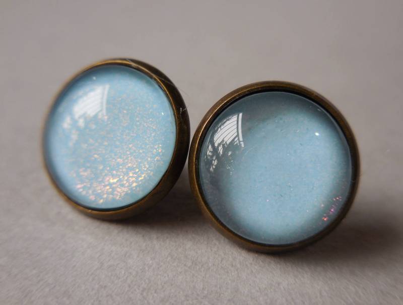 Luftblaue Ohrstecker, Taubenblaue Immergrün, Blau, Glascabochon, Rosa, Lila, Runde Ozean-stil Bronze von WildStone