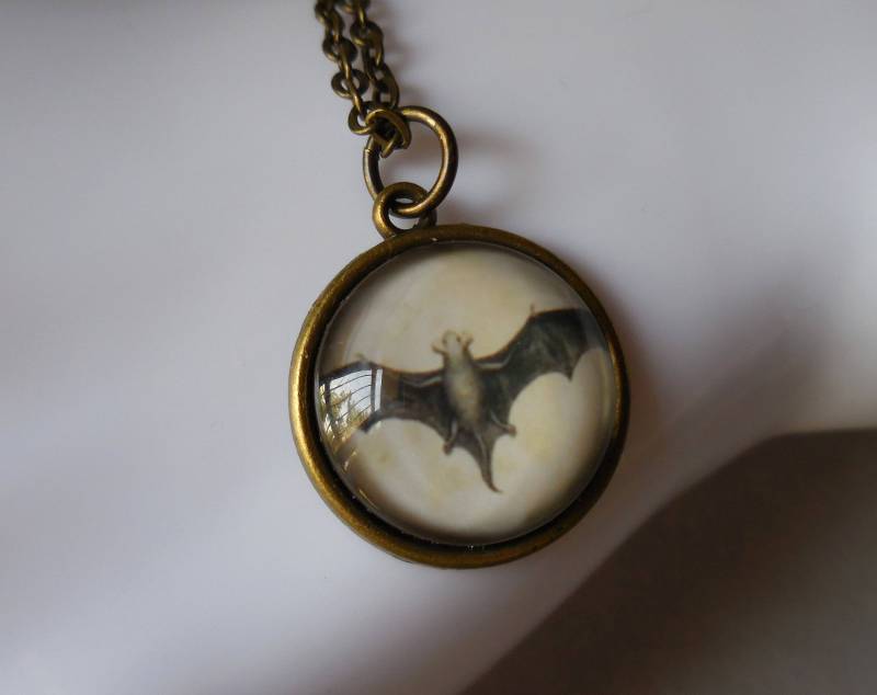 Fledermaus Halskette. Anhänger. Halloween-Fledermaus. Bronze Glascabochon. Schmuck. Antik Messing Metall. Schwarz. Wicca. Gothik. Gothic Heidnisch von WildStone