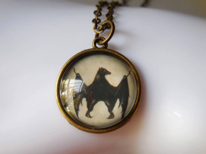 Fledermaus Halskette. Anhänger. Halloween Stehenden Glas Cabochon. Schmuck. Antik Messing Metall. Schwarz. Wicca. Gothic Heidnisch von WildStone