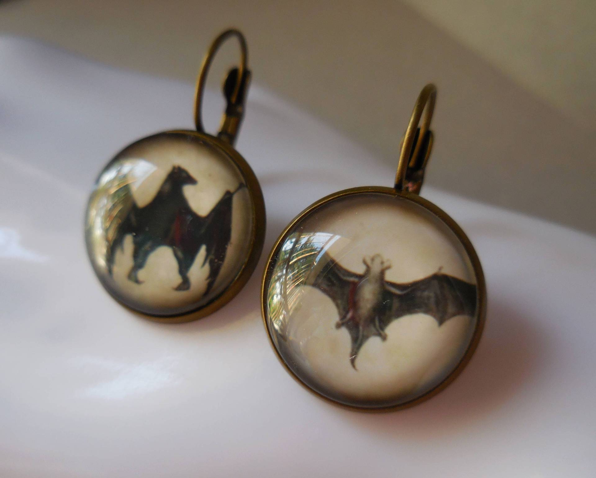 Fledermaus Ohrringe. Halloween-Fledermaus. Bronze Glascabochon. Schmuck. Baumelt. Schwarz. Wicca. Gothik. Gothic Heidnisch von WildStone