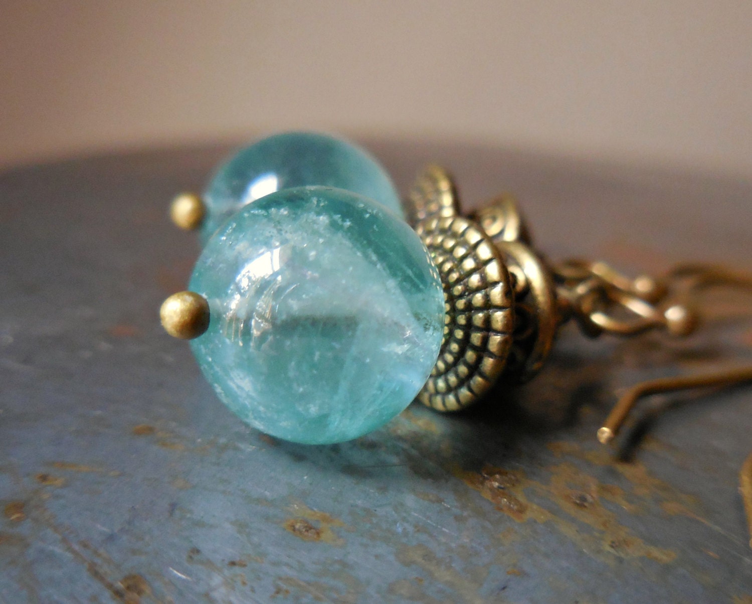 Fluorit Blau Ohrringe, Natürliche Blaue Edelstein Handgemachte Messing Ohrringe Bronze Rustikalen Schmuck von WildStone