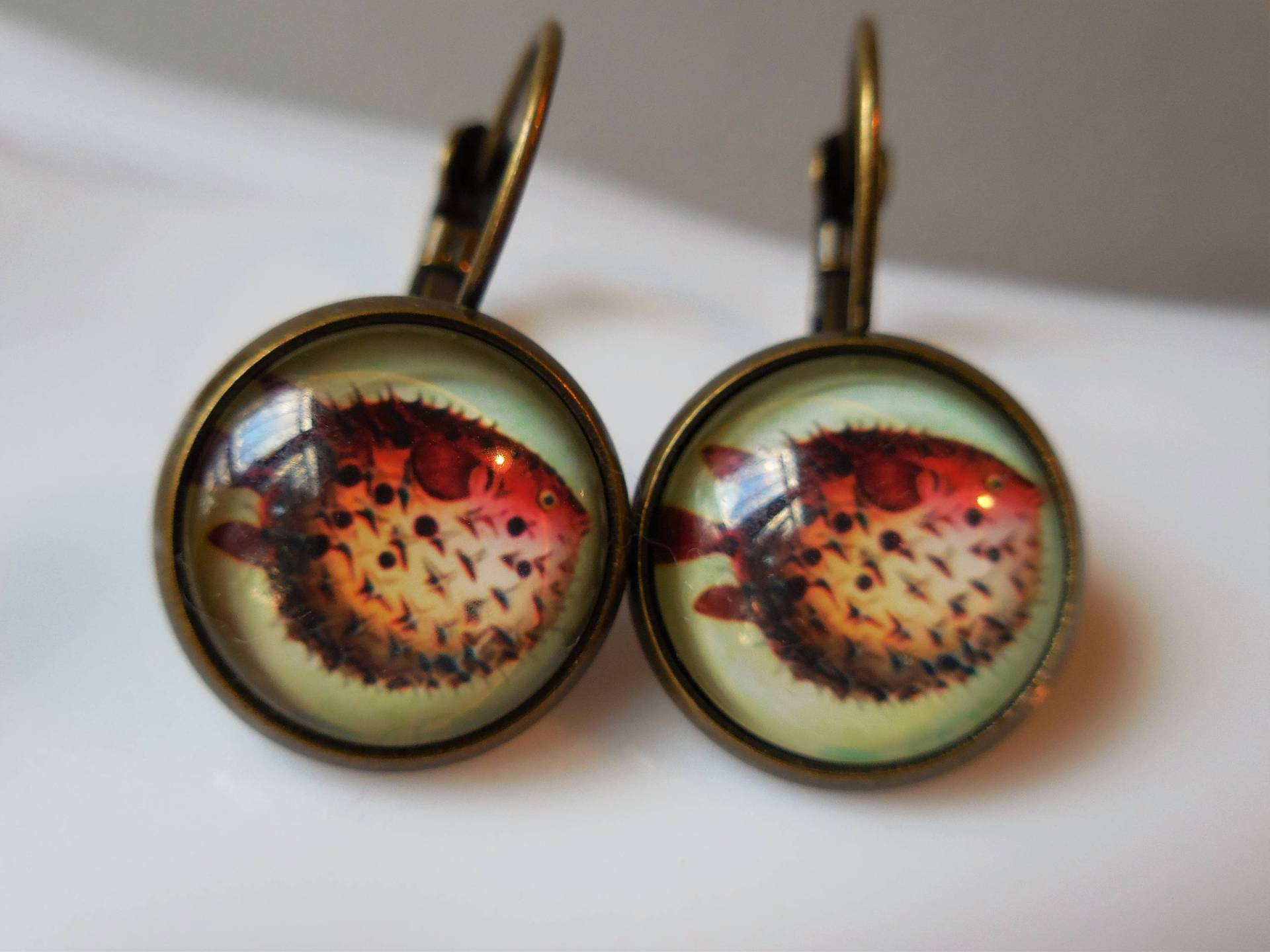 Kugelfisch, Kugelfisch Ohrringe, Schmuck Geschenk, Bronzeglasohrring Ozeanohrring von WildStone