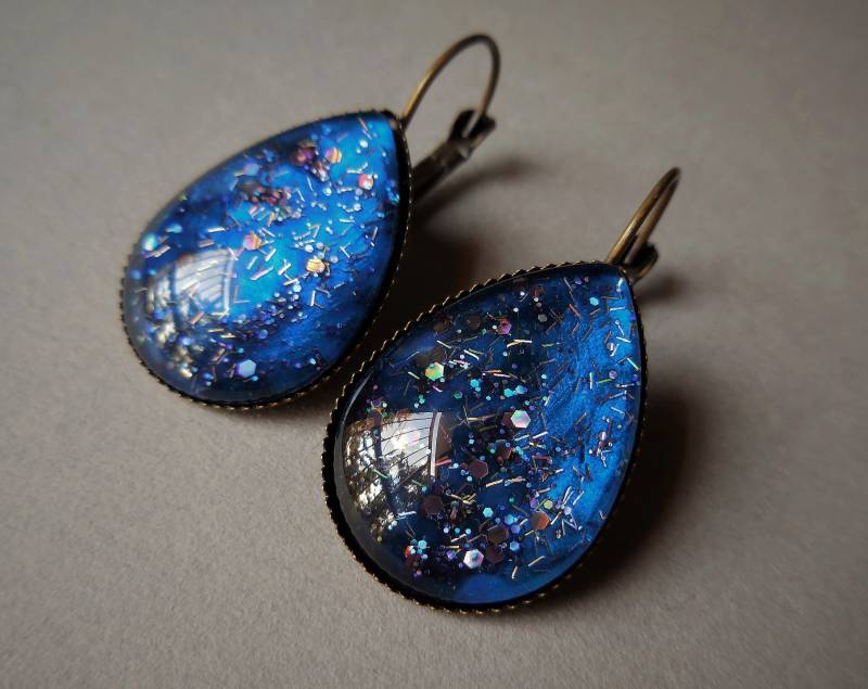 Saphir Blaue Ohrringe, Kobaltblaue Tropfen Ohrringe Glas Cabochon Regenbogen Feuer Glitzer Galaxie Mond Space Celestial Bronze von WildStone