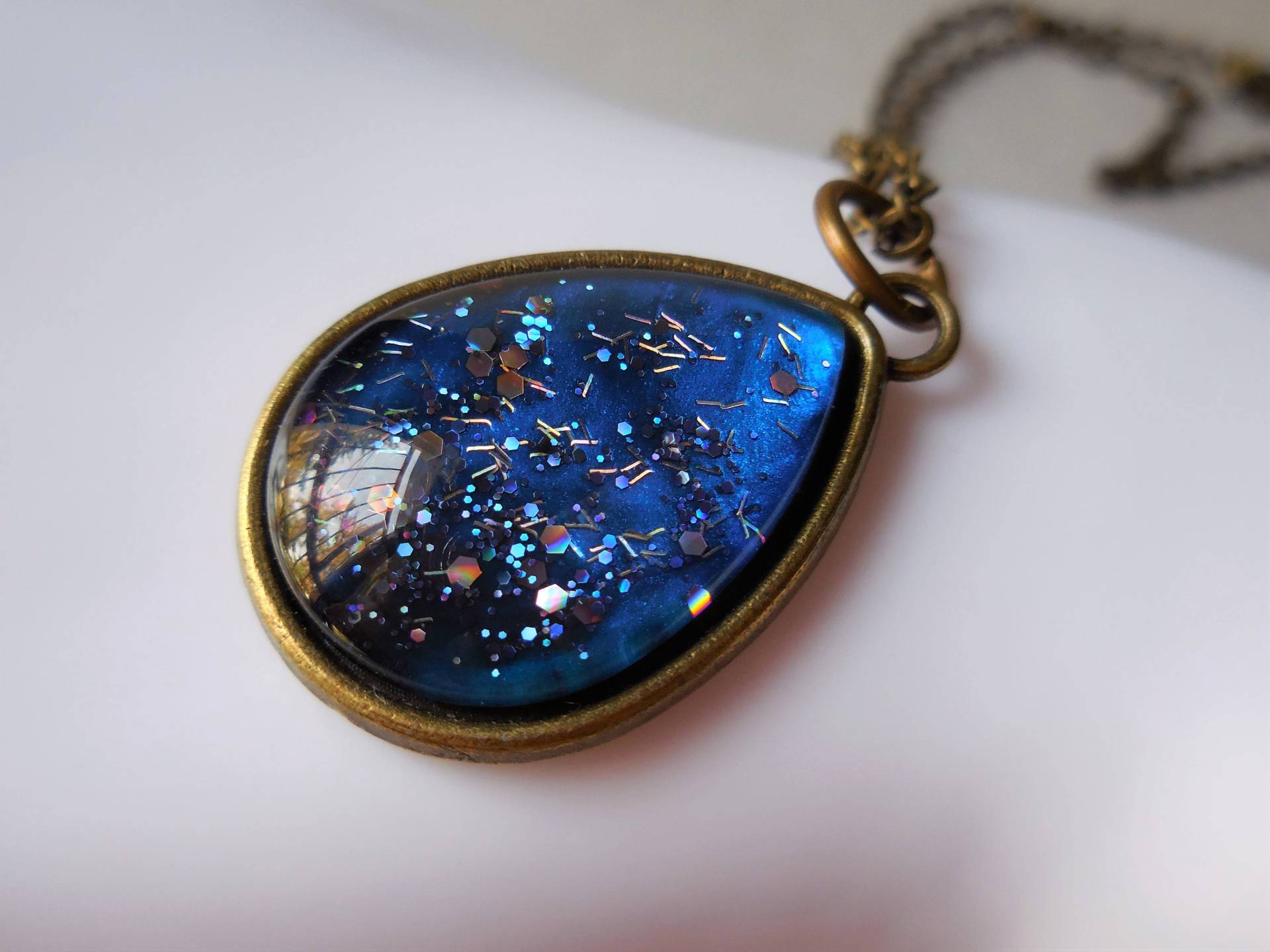 Saphirblaue Kette, Kobaltblauer Tropfen Anhänger An Kette Glas Cabochon Regenbogen Feuer Glitzer Galaxie Mond Weltraum Himmelskörper Messing Bronze von WildStone