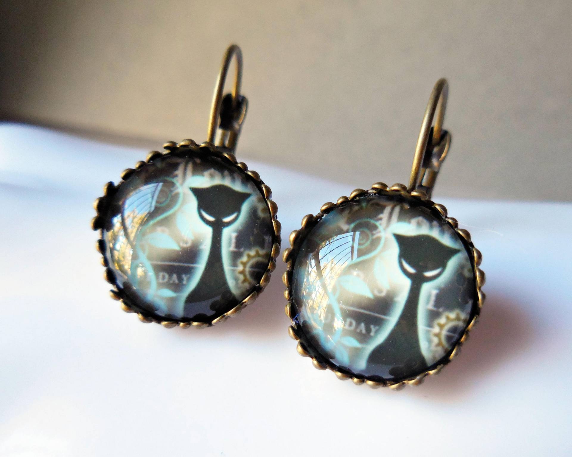 Schwarze Katzenohrringe, Runde Glasohrringe, Glas Messing Ohrstecker, Schwarze Katze Hexe Nacht, Katze, Gruselige von WildStone