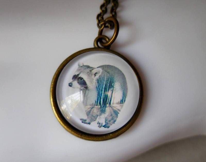 Waschbär Halskette. Anhänger. Bronze Glascabochon. Schmuck. Antik Messing Metall. Waldbäume. Tiercharme von WildStone