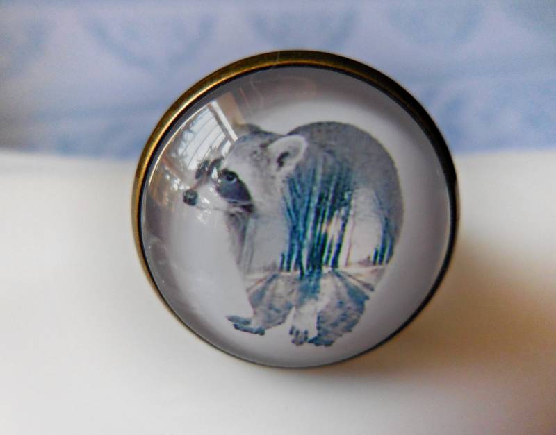 Waschbär Ring. Süßer Schmuck. Bronzefarbener Glas Cabochon. Ring Antikes Messing Metall. Waldbäume. Neues Tier von WildStone