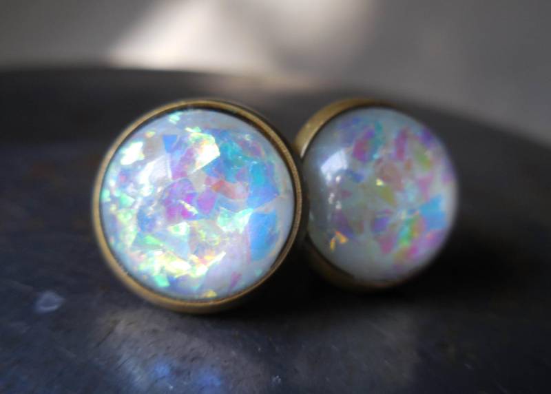 Weiße Opal Ohrstecker, Unechter Weißer Feueropal, Glitzernder Mondopal, Runde Funkelnde Retro Vintage Stil Bronze von WildStone