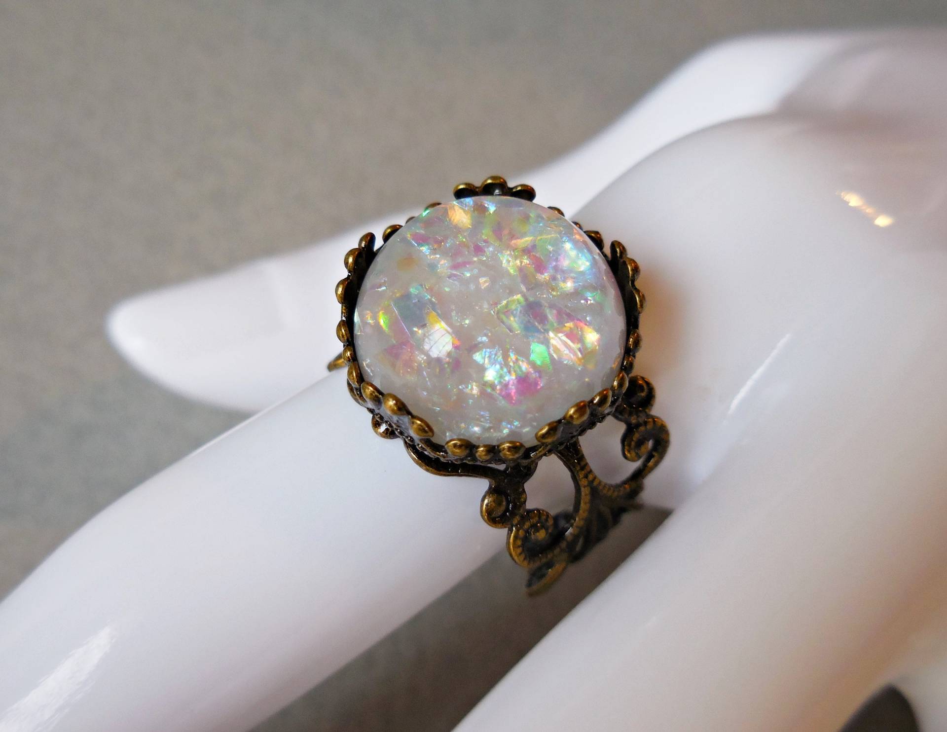 Weißer Opal Harz Ring, Faux Feueropal Glitzernder Mond Messing Weißer Opal Schmuck Bronze Ring Verstellbar von WildStone