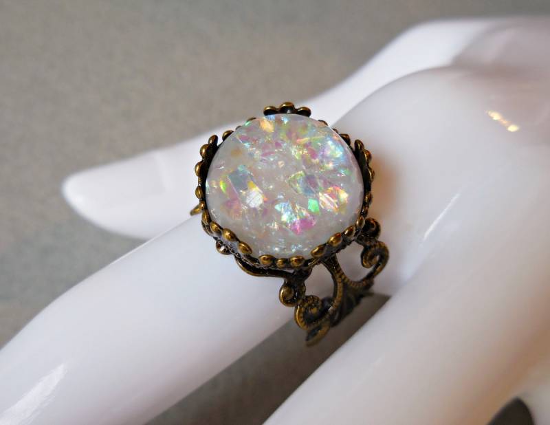 Weißer Opal Harz Ring, Faux Feueropal Glitzernder Mond Messing Weißer Opal Schmuck Bronze Ring Verstellbar von WildStone