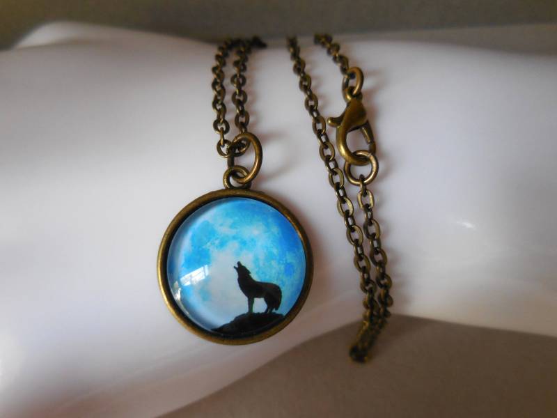 Wolf Halskette. Howling Anhänger. Howlin Bronze Glascabochon. Schwarzer Schmuck. Antik Messing Metall. Blauer von WildStone