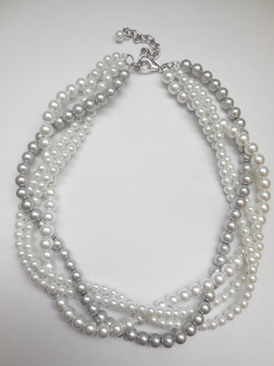 Graue Und Weiße Geflochtene Gedrehte Grobstrick Statement Perlenkette Graue Und Weiße Geflochtene Gedrehte Grobstrick Statement Perlenkette von WildStoneJewels
