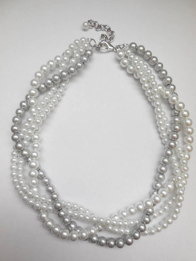 Graue Und Weiße Geflochtene Gedrehte Grobstrick Statement Perlenkette Graue Und Weiße Geflochtene Gedrehte Grobstrick Statement Perlenkette von WildStoneJewels