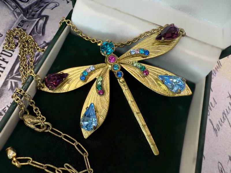 Regenbogen Kristall Libelle Halskette - Vintage 1950S Gold Ton Messing Anhänger Regenbogen Kristall Libelle Halskette - Vintage 1950S Gold Ton Messing Anhänger von WildVetiver