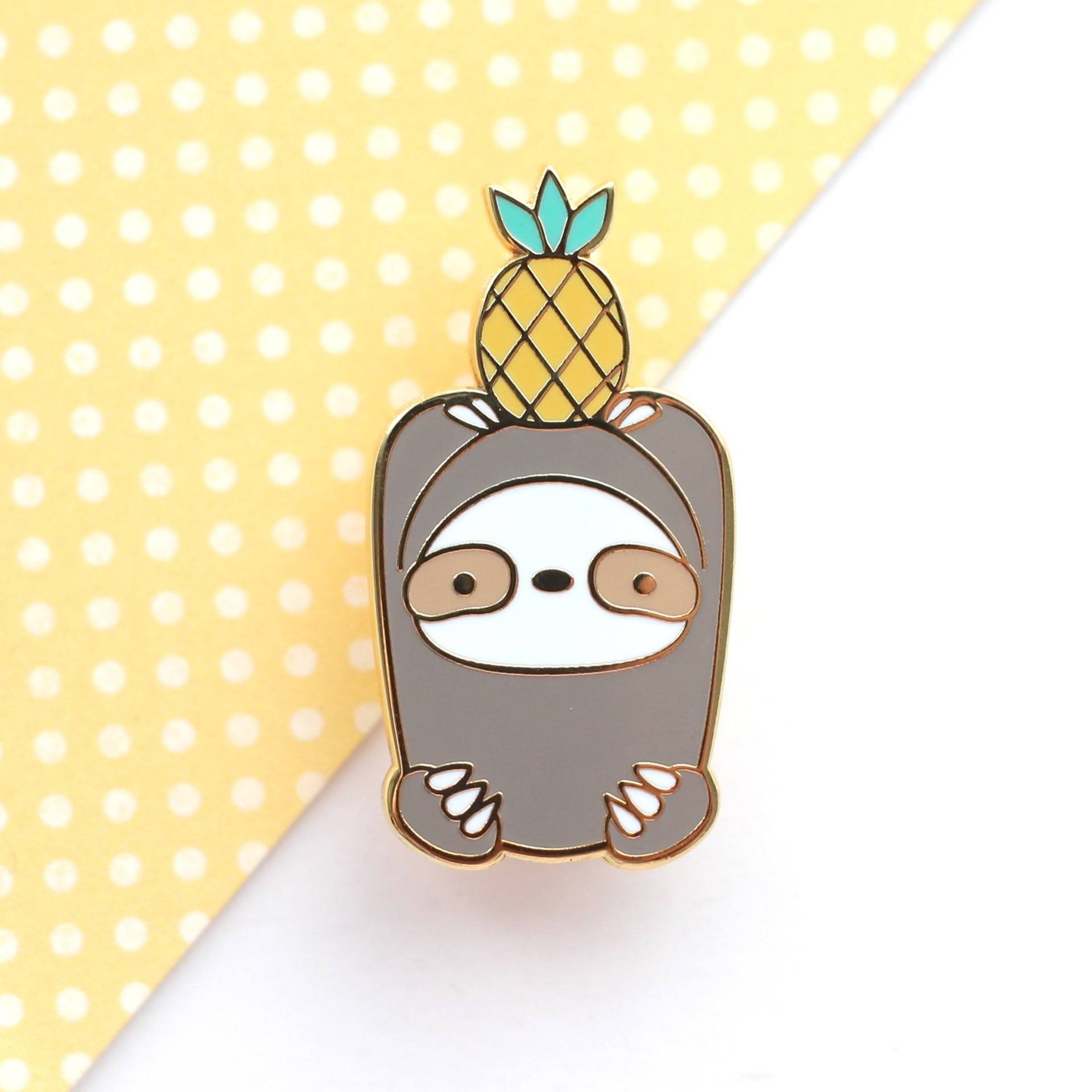 Ananas Faultier Emaille Pin. Geschenk. Obst Schmuck. Faultierliebhaber. Witziger Tier Süßer Niedlicher Pin-Rucksack Ananas Faultier Emaille Pin. Geschenk. Obst Schmuck. Faultierliebhaber. Witziger Tier Süßer Niedlicher Pin-Rucksack von WildWhimsyWoolies