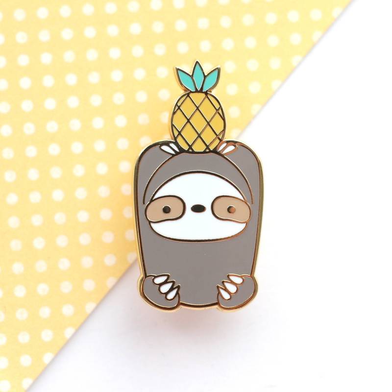 Ananas Faultier Emaille Pin. Geschenk. Obst Schmuck. Faultierliebhaber. Witziger Tier Süßer Niedlicher Pin-Rucksack Ananas Faultier Emaille Pin. Geschenk. Obst Schmuck. Faultierliebhaber. Witziger Tier Süßer Niedlicher Pin-Rucksack von WildWhimsyWoolies