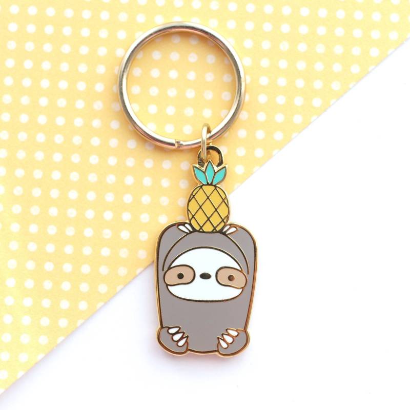 Ananas Faultier Emaille Schlüsselanhänger. Süßes Geschenk. Kawaii Obst Taschenanhänger Schlüsselanhänger Ananas Faultier Emaille Schlüsselanhänger. Süßes Geschenk. Kawaii Obst Taschenanhänger Schlüsselanhänger von WildWhimsyWoolies