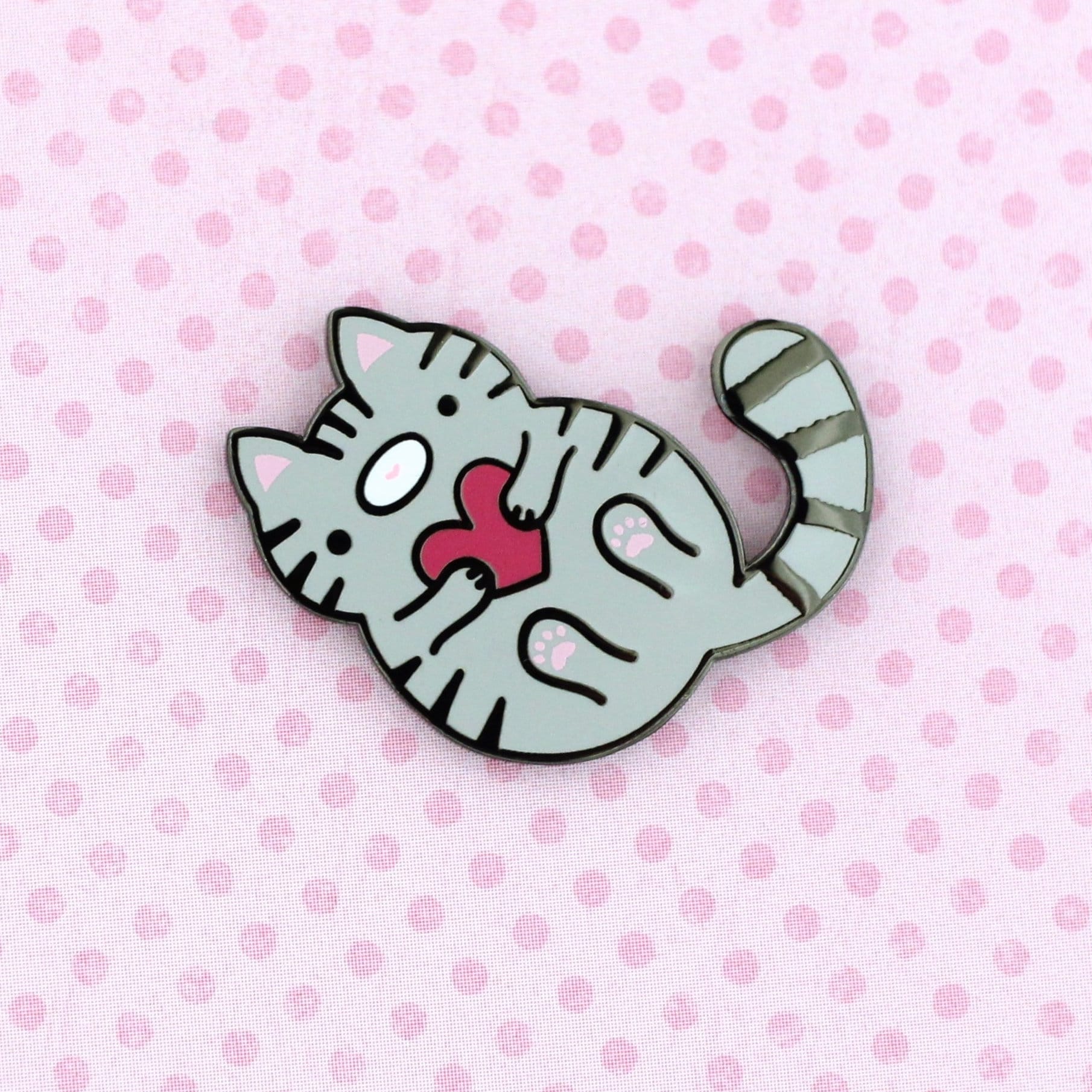 Graue Katze Emaille Pin. Hard Enamel Niedliches Katzen Geschenk. Süßer Pin Anstecker. Niedliche Anstecknadel. Grau Getigerte Kitty Graue Katze Emaille Pin. Hard Enamel Niedliches Katzen Geschenk. Süßer Pin Anstecker. Niedliche Anstecknadel. Grau Getigerte Kitty von WildWhimsyWoolies