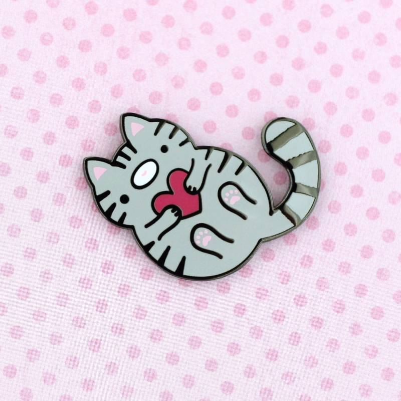 Graue Katze Emaille Pin. Hard Enamel Niedliches Katzen Geschenk. Süßer Pin Anstecker. Niedliche Anstecknadel. Grau Getigerte Kitty Graue Katze Emaille Pin. Hard Enamel Niedliches Katzen Geschenk. Süßer Pin Anstecker. Niedliche Anstecknadel. Grau Getigerte Kitty von WildWhimsyWoolies