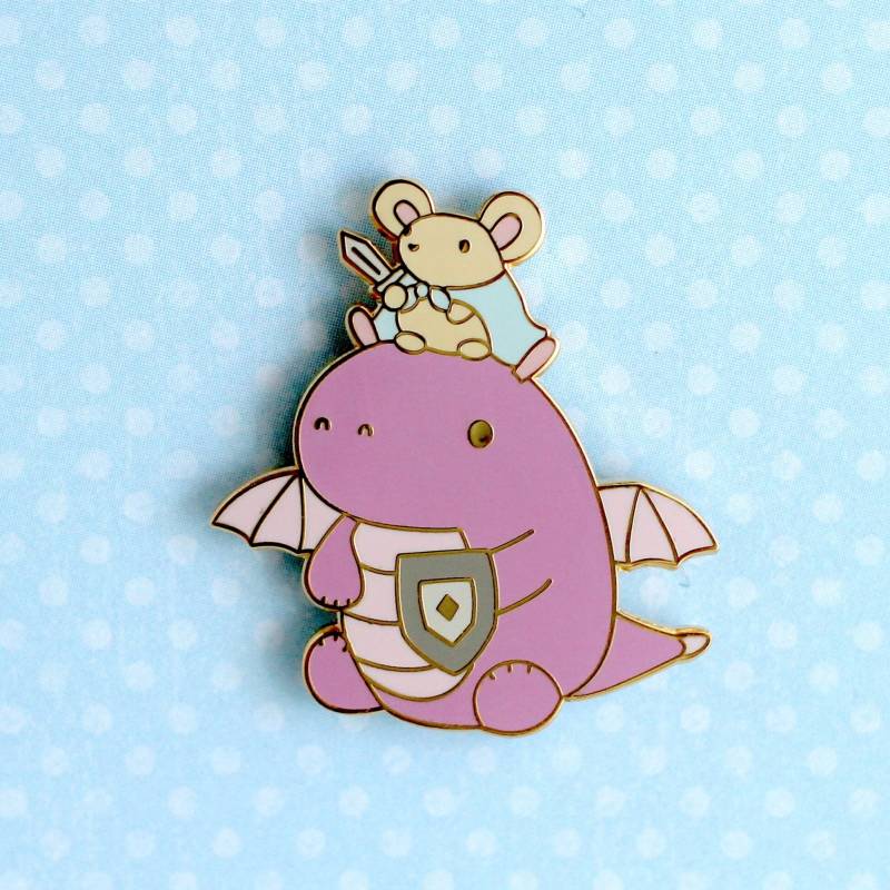 Maus Und Drache Hard Emaille Pin. Drachen Geschenk. Rpg Lustige Anstecknadel. Rucksack - Oder Jackenpin. Süßer Geeky Dinosaurier Pin von WildWhimsyWoolies