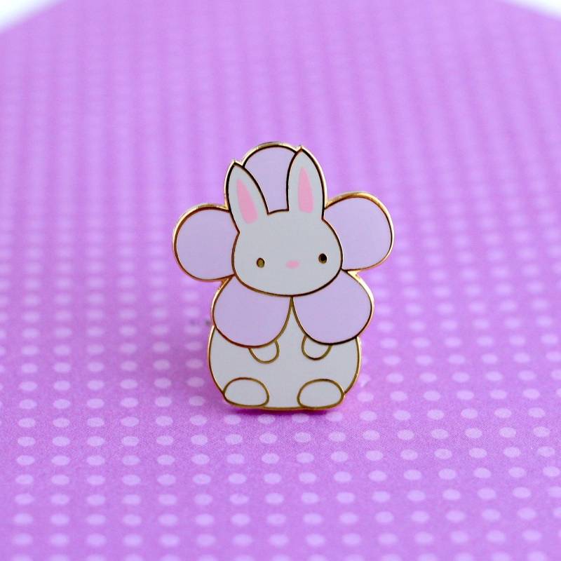 Violetter Hasen Pin. Hase Emaille Blumen-Häschen Geschenk. Niedliche Anstecknadel. Kaninchen-Zubehör. Niedlicher Schmuck. Osterhase von WildWhimsyWoolies