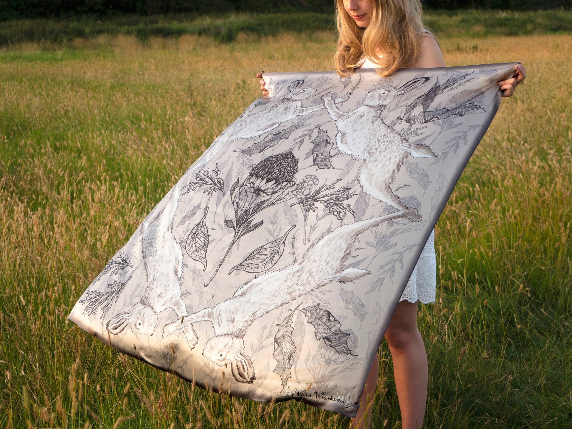 Hase Grau Seidentuch Hase Grau Seidentuch von WildWhiskersStudio