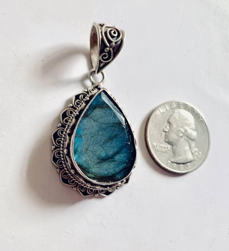 Labradorit Tear-Drop Anhänger in Silber von WildWillowcraft