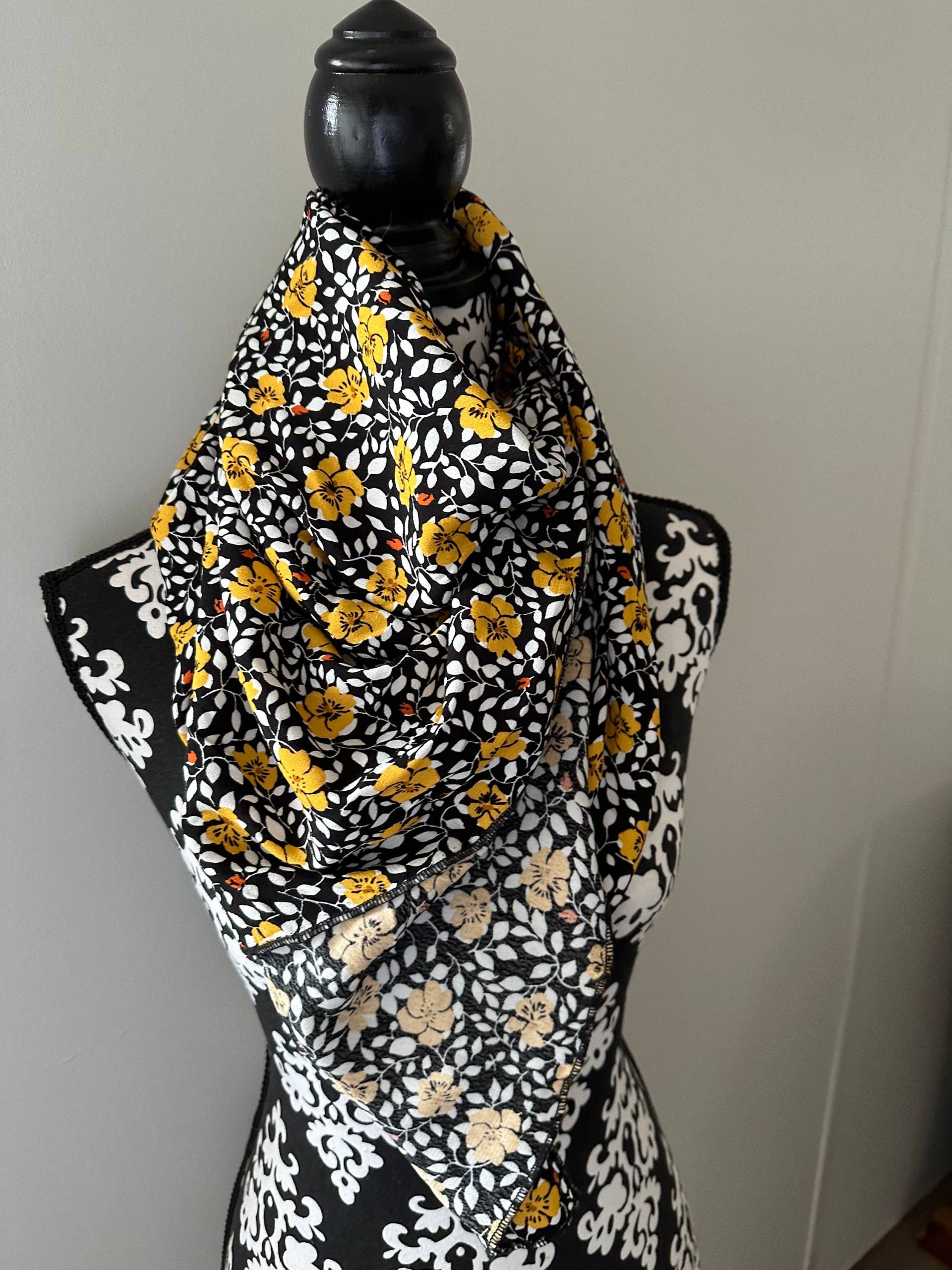 Mini Floral Schwarze Basis Mit Blumenmuster Design Wild Rag Fashion Schal Buckaroo Polyester Von Wilde Wind Rags von WildWindRags