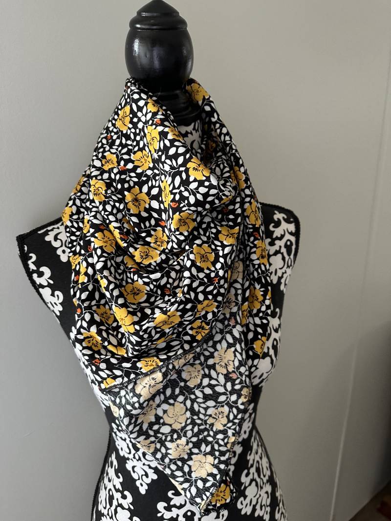 Mini Floral Schwarze Basis Mit Blumenmuster Design Wild Rag Fashion Schal Buckaroo Polyester Von Wilde Wind Rags von WildWindRags