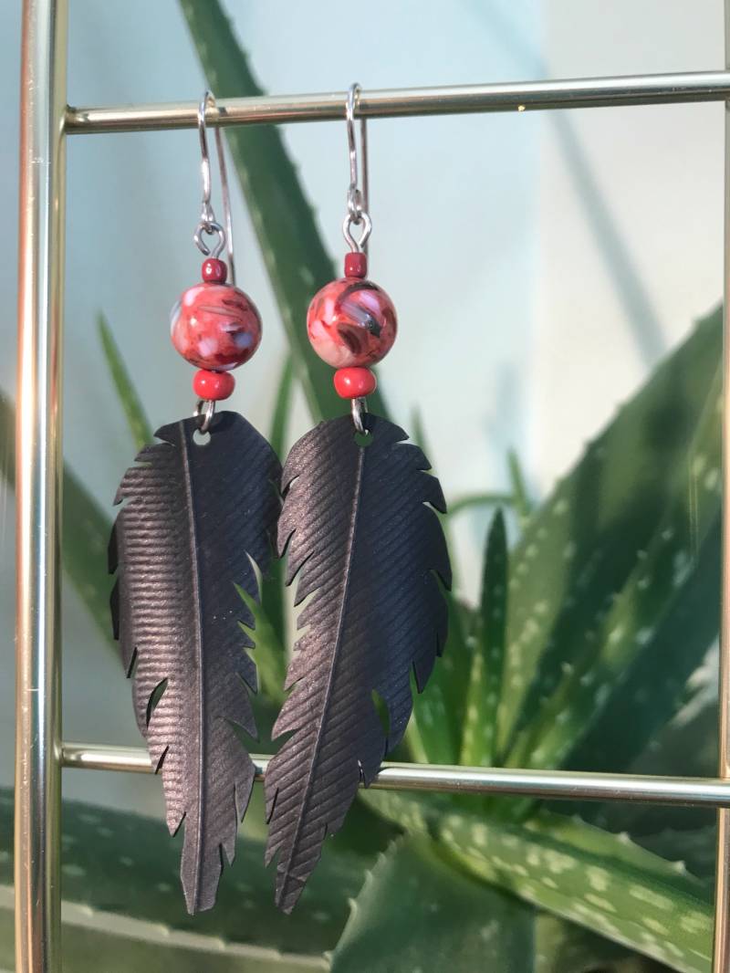 Recycled Bike Tube Feder Baumelnde Ohrringe Recycled Bike Tube Feder Baumelnde Ohrringe von WildWindsongDesigns