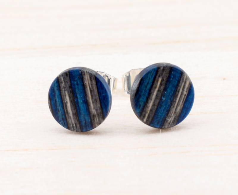 Skateboard Holz Ohrringe Blau 8mm, Recycling Ohrstecker Geeignet Für Männer, Geschenk Freundin Mutter, Schmuck Handgefertigt Holzohrringe von WildWoodManufaktur
