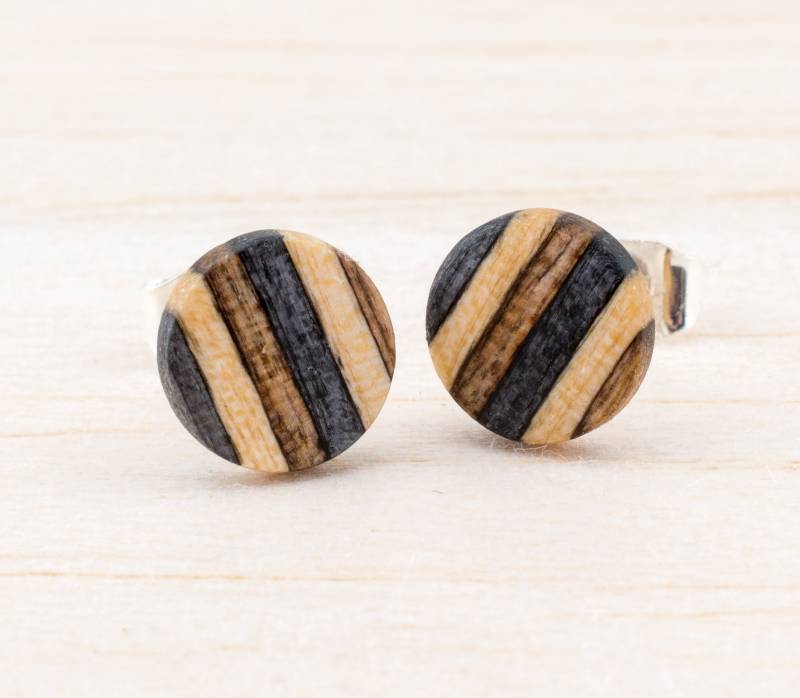 Skateboard Holz Ohrringe Blau 8mm, Recycling Ohstecker, Eco Friendly Ohrringe, Geschenk Freundin Mutter, Schmuck Handgefertigt Holzohrringe von WildWoodManufaktur