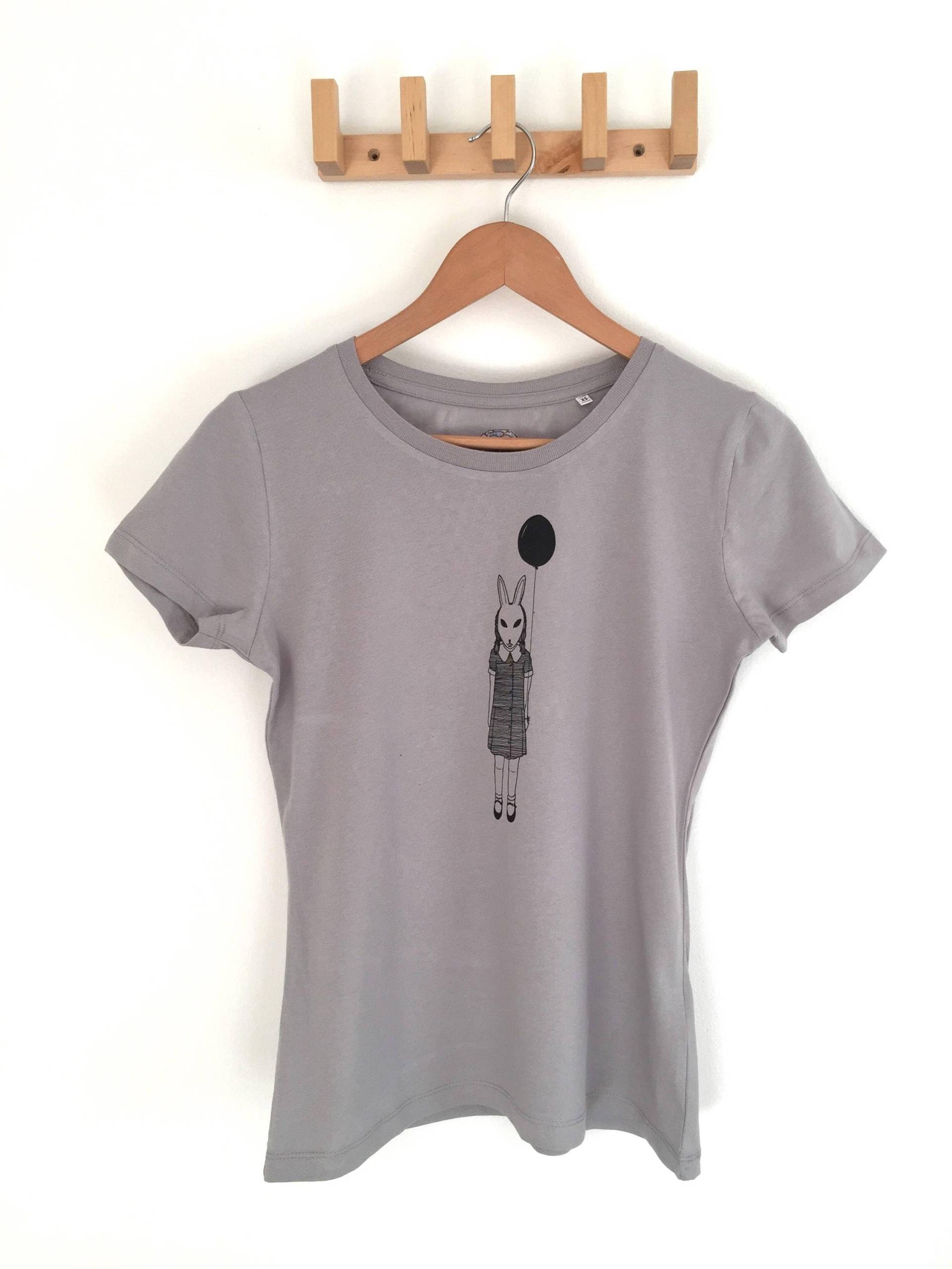 Damen T-Shirt, Damen-Oberteile, Kunstdruck-T-Shirt, Geschenke Für Sie, Originalkleidung, Bedrucktes Mode, Graues T-Shirt von WildWoodPenandInk