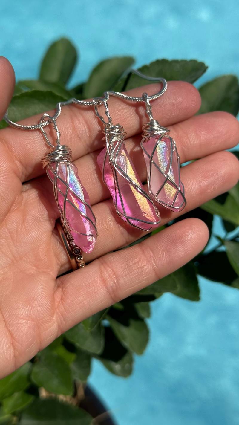 "Anhänger "Pink Aura Quartz"." von WildandFreePeople