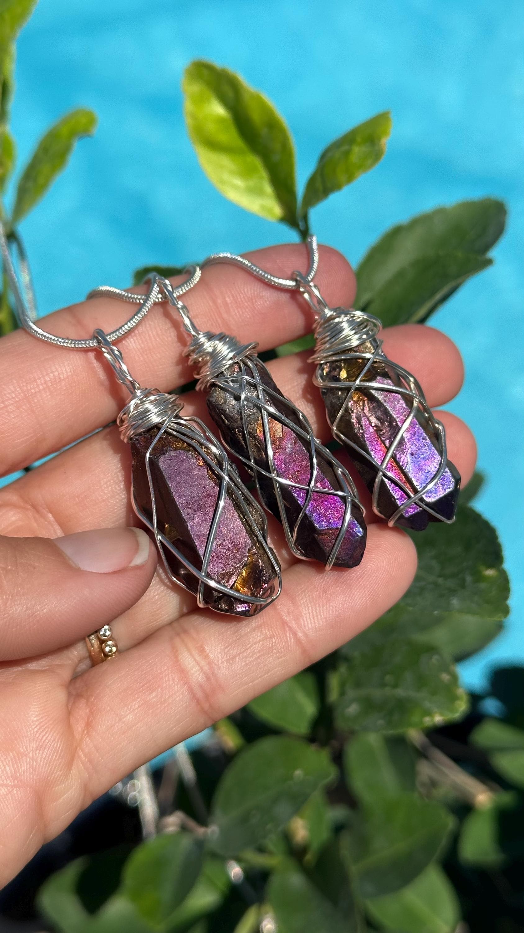 Cobalt Aura Quarz Halskette, Titanium Kristallspitze von WildandFreePeople