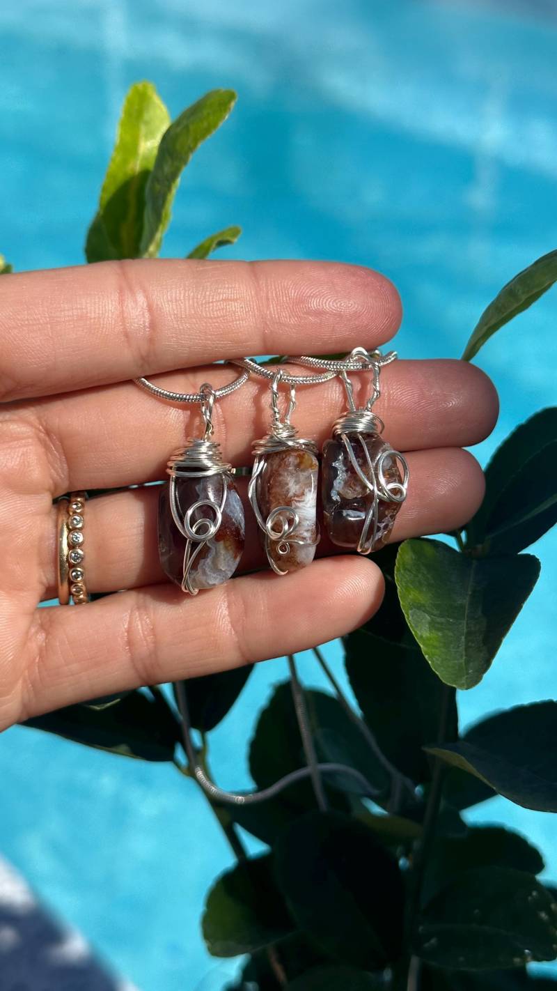 Draht Gewickelt Feuer Achat Kristall Halskette, Layering Boho Schmuck von WildandFreePeople