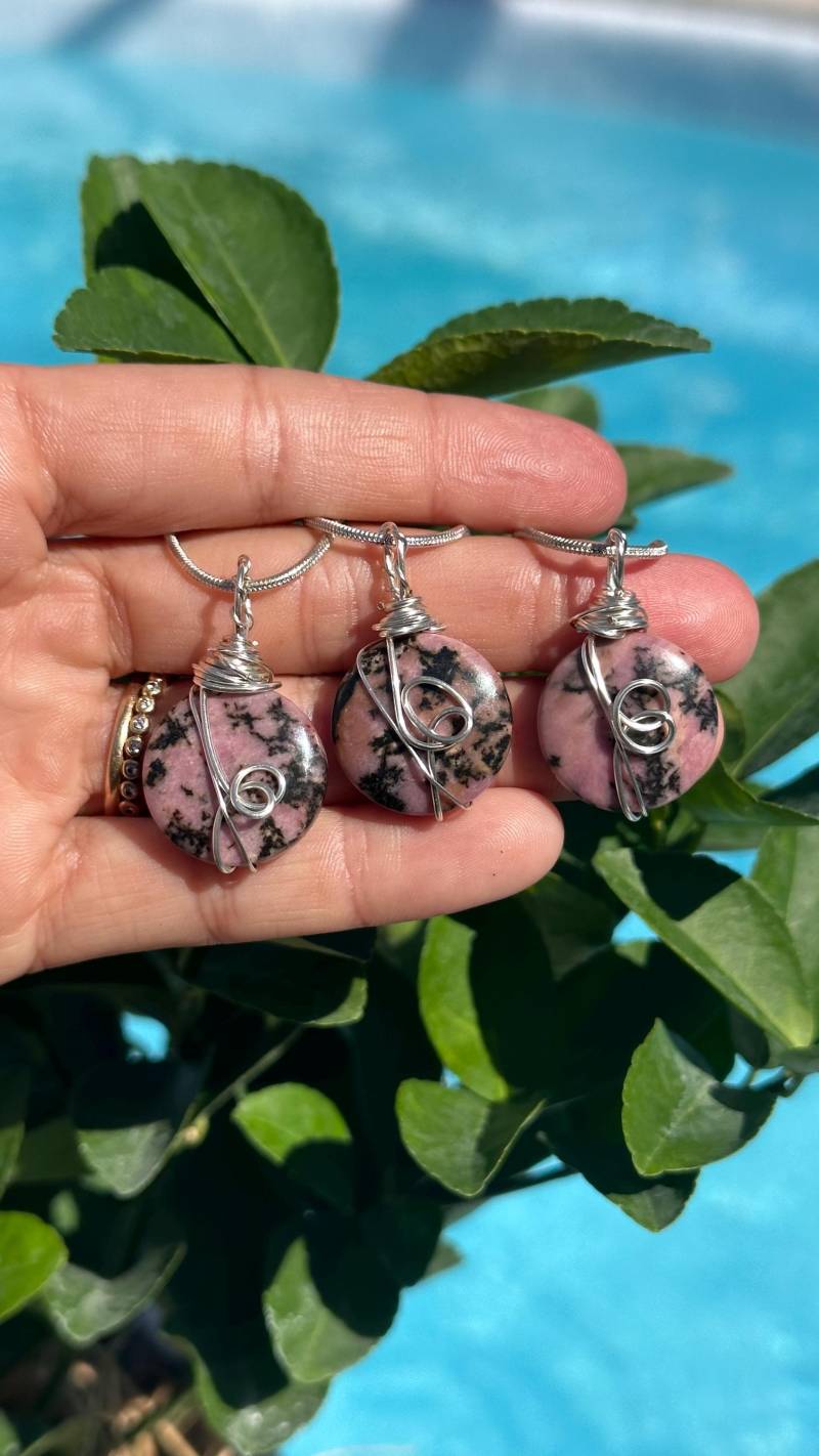 Rhodonit Stein Halskette, Versilberte Kette von WildandFreePeople