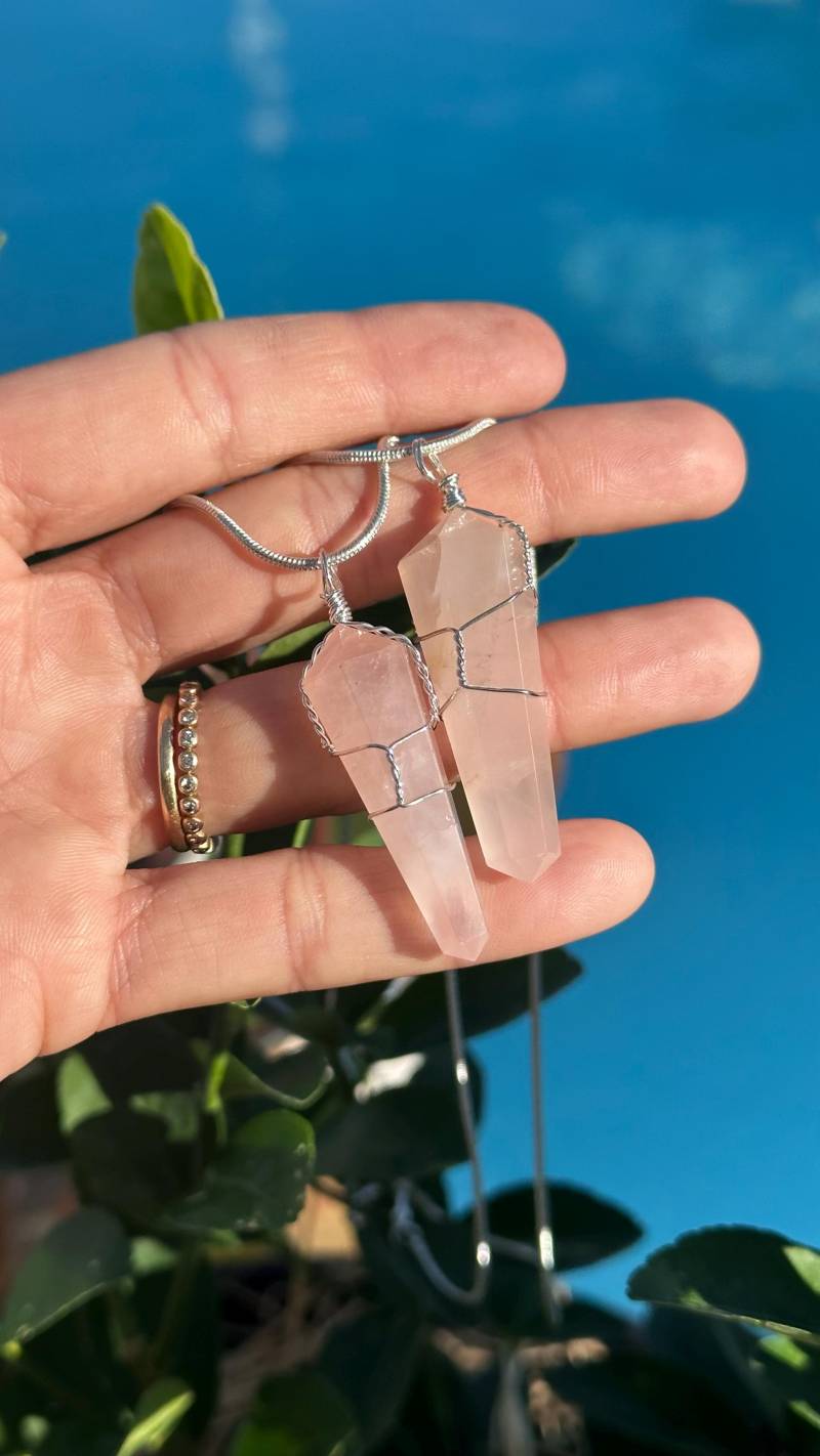 Rosenquarz Kristall Draht Gewickelt Anhänger Halskette, Edelstein Doppelspitze Zauberstab von WildandFreePeople