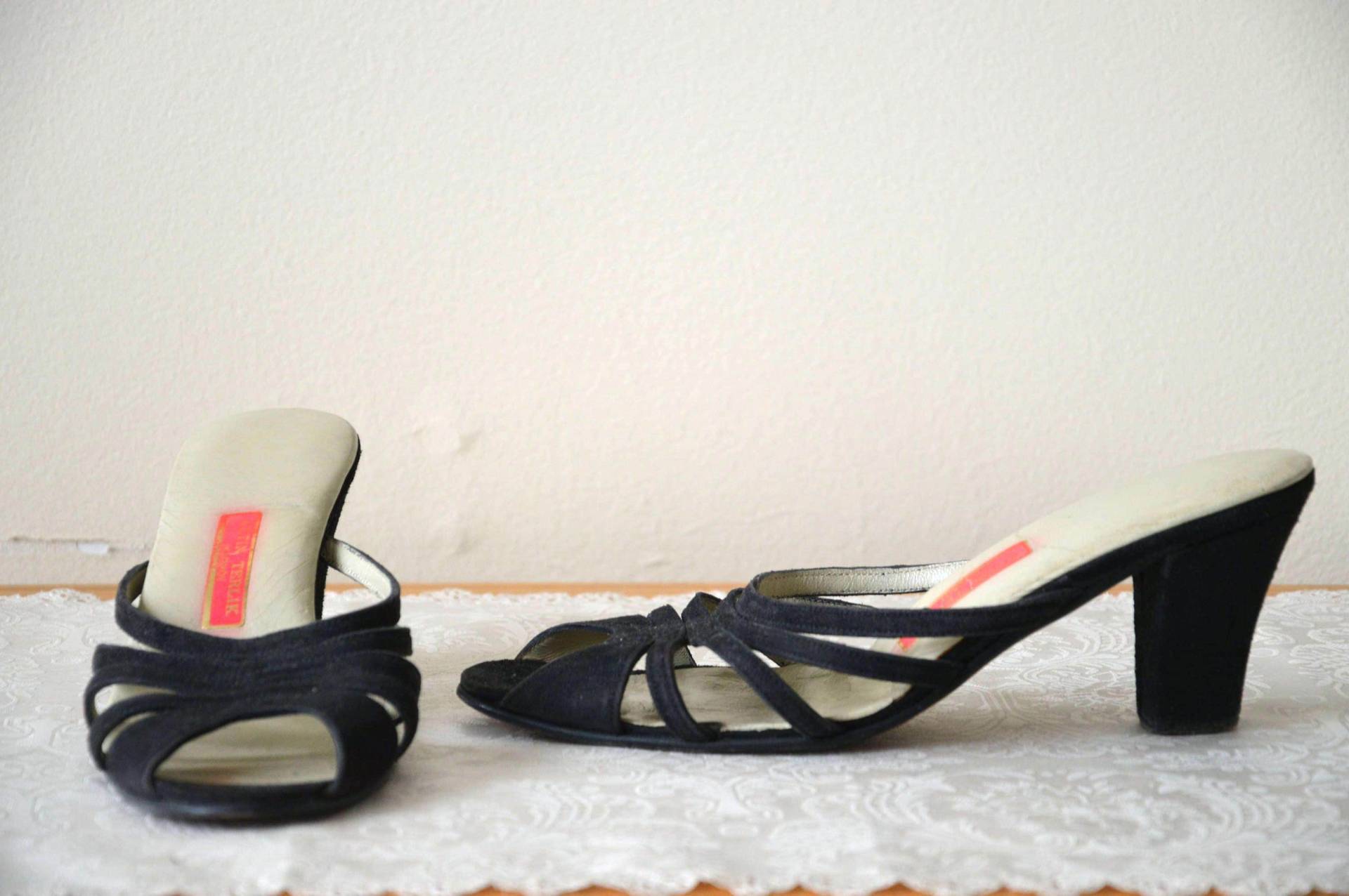 Istanbul Schuhe ~ Vintage 60Er Jahre Schwarze Wildlederpantoletten von WildandLonesome