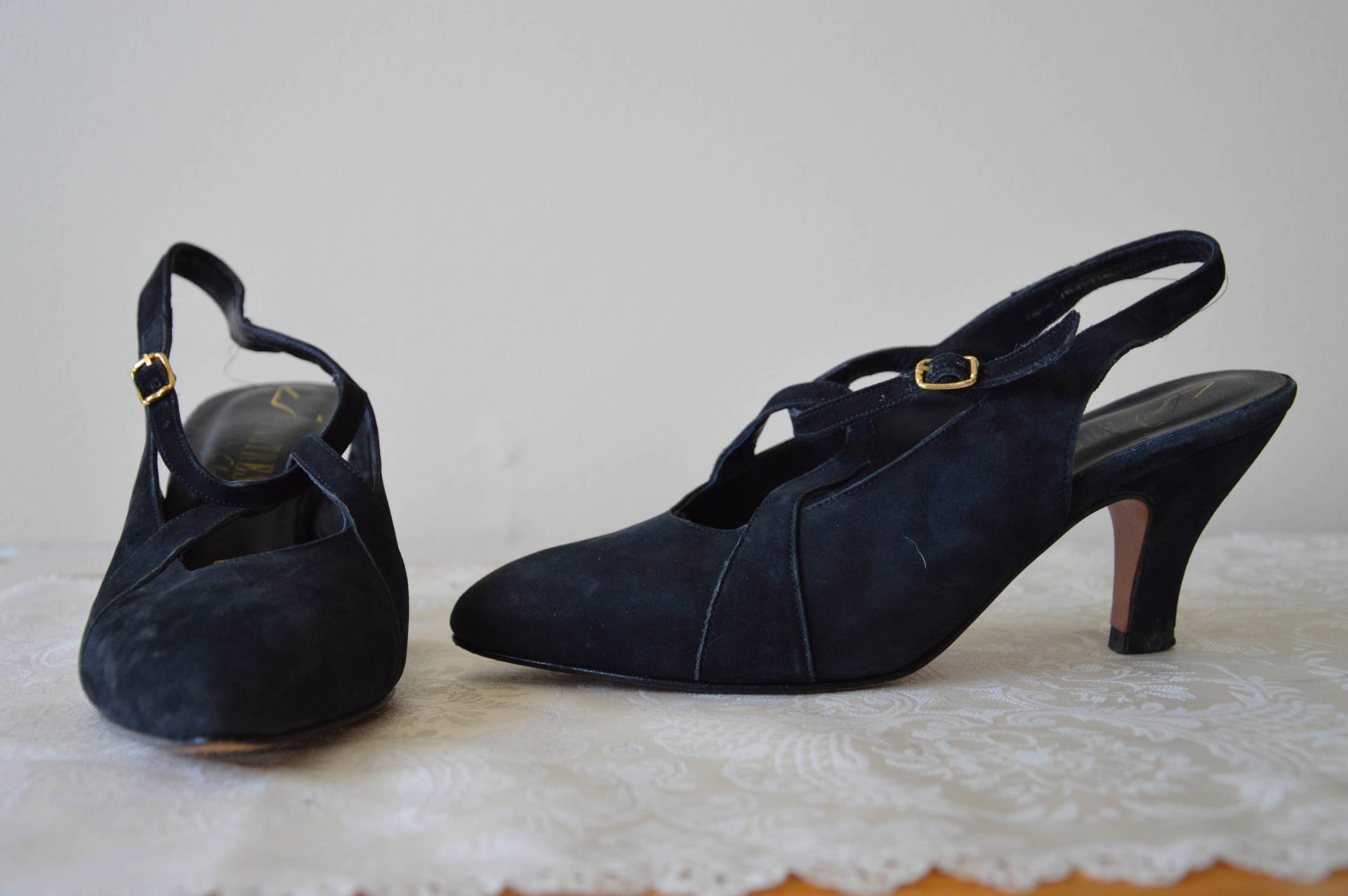 Vintage 70Er Schwarze Wildleder Spitze Mary Jane Sling Back Heels von WildandLonesome