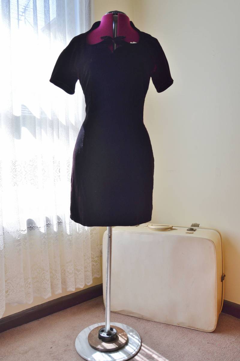 Vintage 80Er 90Er Schwarzes Weinrotes Samt Mini Kleid Vintage 80Er 90Er Schwarzes Weinrotes Samt Mini Kleid von WildandLonesome